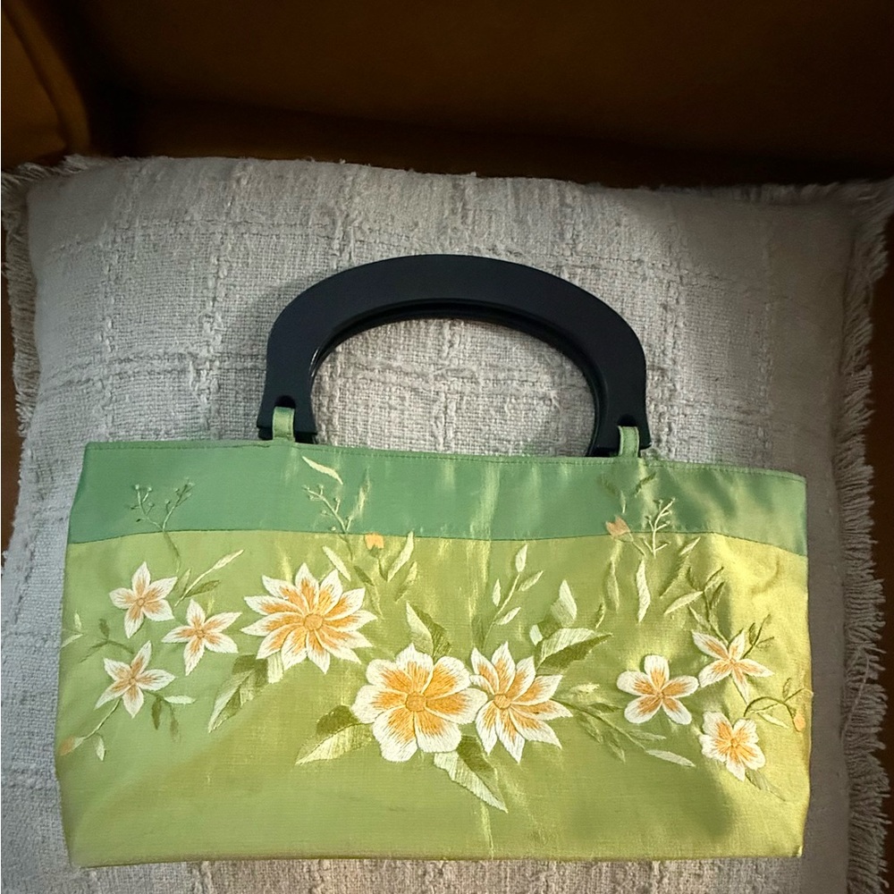 Vintage Hand-Embroidered Green Floral Tote Bag with Black Handles - Picture 4 of 9